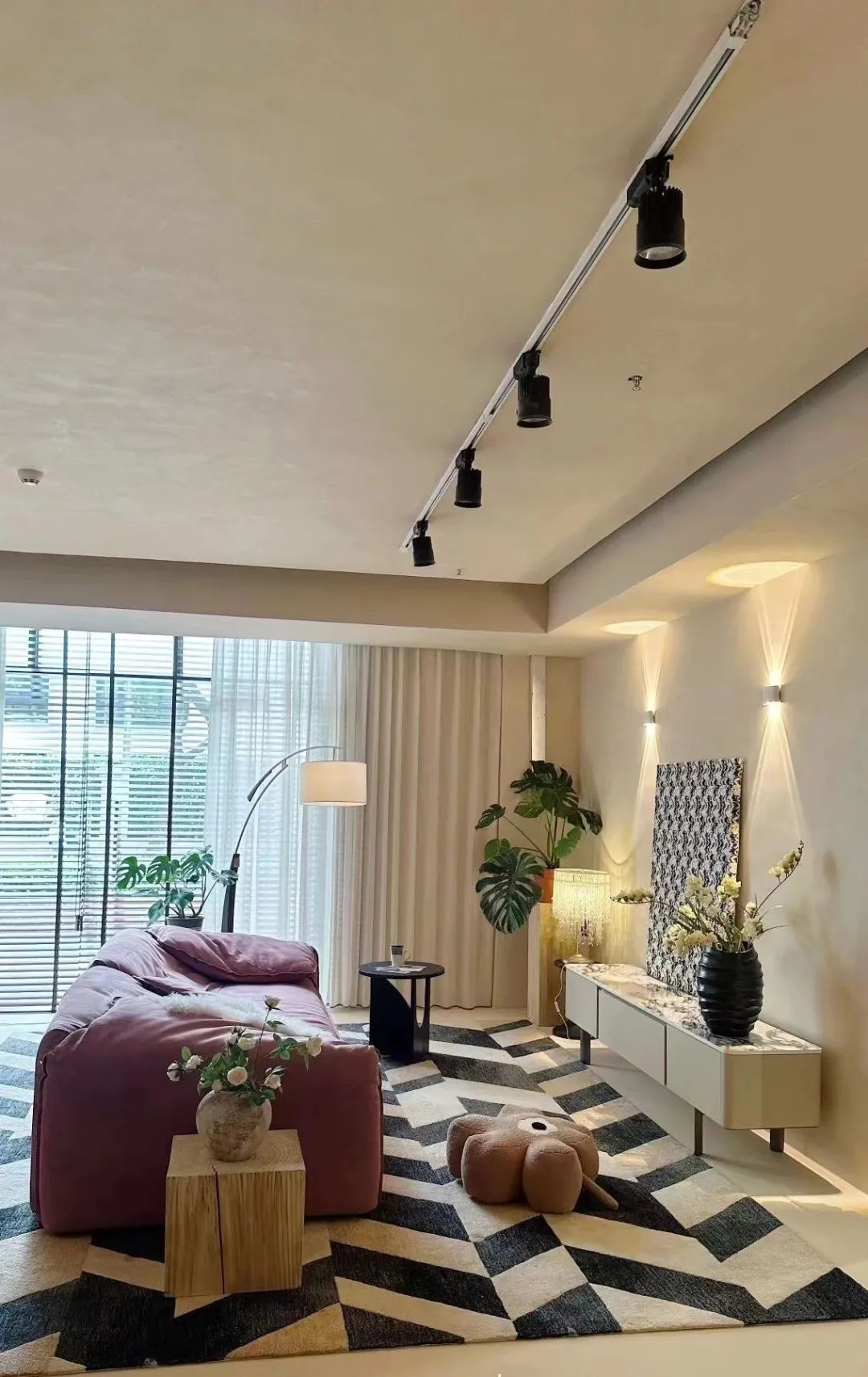 火山岩 源自火山岩浆的煅烧，打造天地墙一体无缝空间的新材料